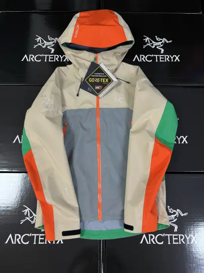 款号G02 ARCTERYX 顶级版本 始祖鸟x松赞2.0联名款 南迦巴瓦 系列 BETA LIGHTWEIGHT JACKET SS24户外透气冲锋衣 市场唯一全溢胶版本 随意对比 配色活力,尽显年轻锋芒.beta硬壳的版型依旧很始祖鸟,显瘦中不失有型,耐穿和耐磨度就不用说了很赞,黑标透气性能拉满.经典松赞联名,日照金山的好运! 解锁关于西藏高原秘境的户外穿搭. 鸟家X松赞联名系列在西藏全球限量 Yb四次压胶工艺 整衣3D立体仿生学设计衣长臂弯, Tri-Durance防水防雨面料,自行区别市面先行版本 全套辅料定制,整衣 腋下YKK双向拉链,五金全部开模定制,吊牌书说明解析 多联水洗 腋下拉链便于快速通风,拼接设计使活动自如 面料采用防水N100d- GORE-TEX Pro ISO标准90(ISO4)级别高分子材料透气薄膜与纺织品结合 面料达到荷叶水珠滚动效果,高度持久防水透气,防撕裂性能优异 始祖鸟延续向上致美的概念,踏入了喜马拉雅山脉东部的秘境——南迦巴瓦,以山为灵感,传递不断向上的高山敬畏. 以日照金山的自然奇观为调色盘,通过始祖鸟独特又具代表性的颜色演绎出向上致美南迦巴瓦系列的高山精神与高山美学.菲诺橙代表着照耀山脊的橙色日光,空间灰和威藤棕代表山脉被日光照耀后明暗交错的颜色,丛林绿则代表了生命和植被;logo 处的白色代表着高处的旗云和积雪,绘出南迦巴瓦的天然风貌和高山文化.最为特别的是,在此系列中有一个隐藏在帽子后侧的南迦巴瓦标识图案的独特设计,图案设计灵感就来自南迦巴瓦山脉的轮廓,锐利的棱角呼应了南迦巴瓦「刺苍穹」的形态.正如「十人九不见」的南迦巴瓦峰不轻易现身,它平时被遮挡住,当攀登者真正面对大自然的考验,因抵挡雨雪或者大风而戴上帽子时才会露出.标识的显现正是对向上致美南迦巴瓦的完美诠释和致敬. 发源于加拿大海岸山脉,始祖鸟始终是一个朝着高山进化和发展的品牌.山赋予了始祖鸟专业深耕户外的基因,它是天然的试炼场,以真实和严酷的环境磨练卓越的产品.山给了始祖鸟对自然的敬畏之心,推动人与自然、人与户外运动的和谐共生是品牌始终坚持的理念.山是品牌守护的圣地,以推广遍布世界的在地高山文化为己任,始祖鸟通过户外运动,打开隐秘之门,传递向上致美. -颜色:南迦巴瓦 衣长 68 70 72 74 76 胸围 106 110 114 118 122 肩宽 45 47 49 51 52 体重:90斤-120斤推荐穿S 120斤-140斤推荐穿M 140斤-160斤推荐穿L 160斤-180斤推荐穿XL 180斤-200斤推荐穿2XL 温馨提示:尺码均为手工测量有1-2CM左右误差属于正常